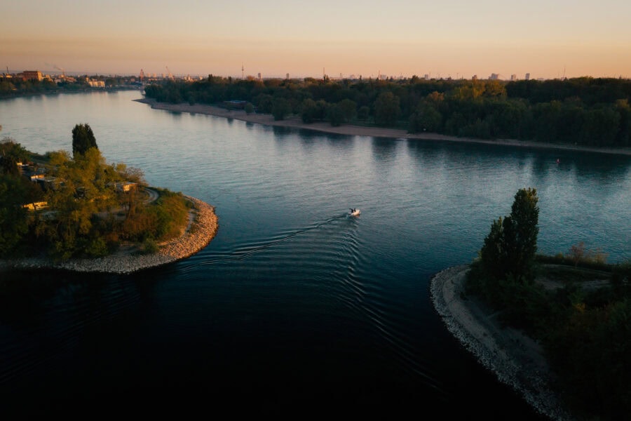 Drohnenaufnahme des Schulungsbootes auf dem Rhein bei Ludwigshafen früh morgens bei Sonnenaufgang