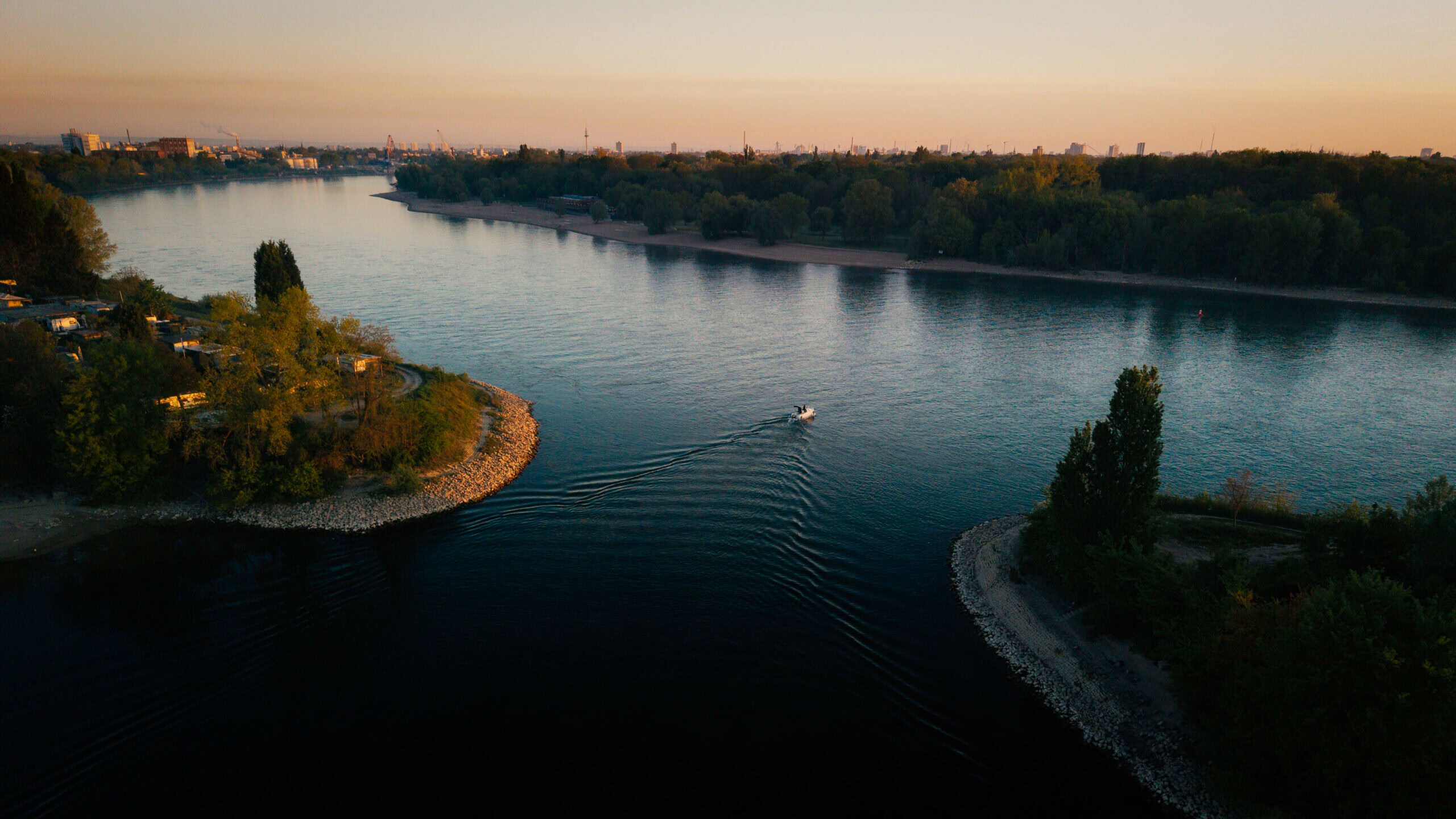 Drohnenaufnahme des Schulungsbootes auf dem Rhein früh morgens