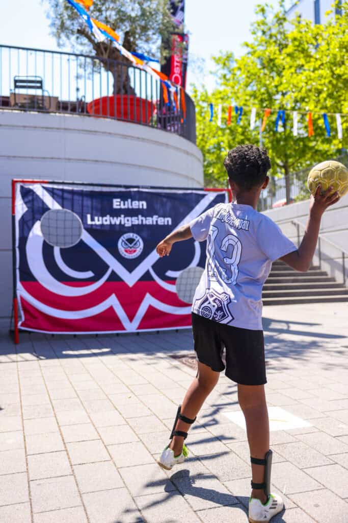 Kind wirft einen Handball auf eine Torwand auf der Kindermeile auf dem Rheinuferferst