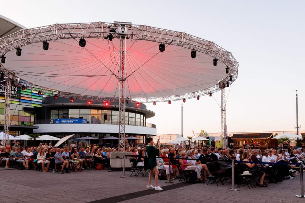 600 Besucher auf dem Platz der Deutschen Einheit beim Konzerts Klassik Open Air der Staatsphilharmonie Rheinland Pfalz Rheinuferfest 2026