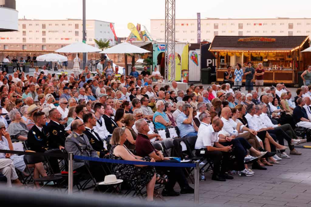 Besucher des Konzerts Klassik Open Air der Staatsphilharmonie Rheinland Pfalz Rheinuferfest 2026