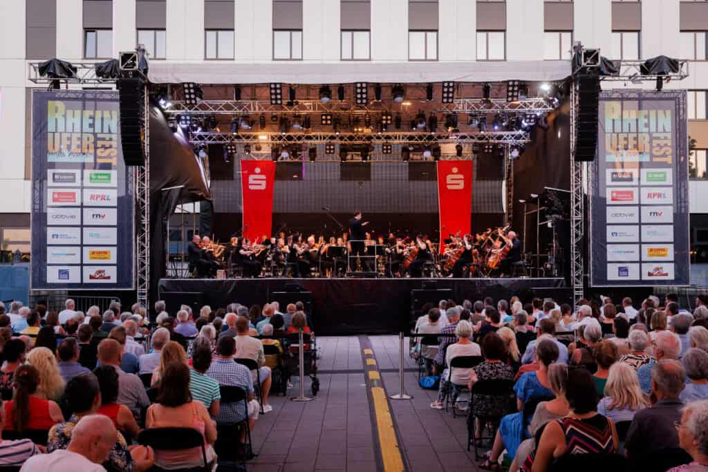 Die Bühne des Konzerts Klassik Open Air der Staatsphilharmonie Rheinland Pfalz Rheinuferfest 2026
