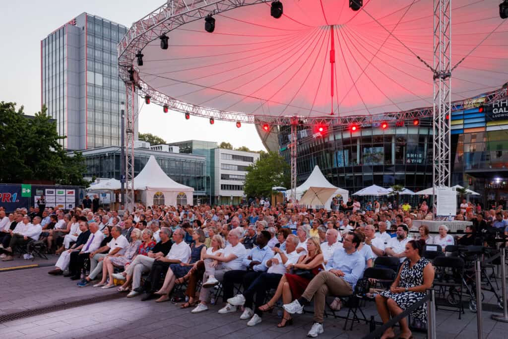 600 Zuschauer beim Klassik Open Air der Staatsphilharmonie Rheinland Pfalz Rheinuferfest 2026