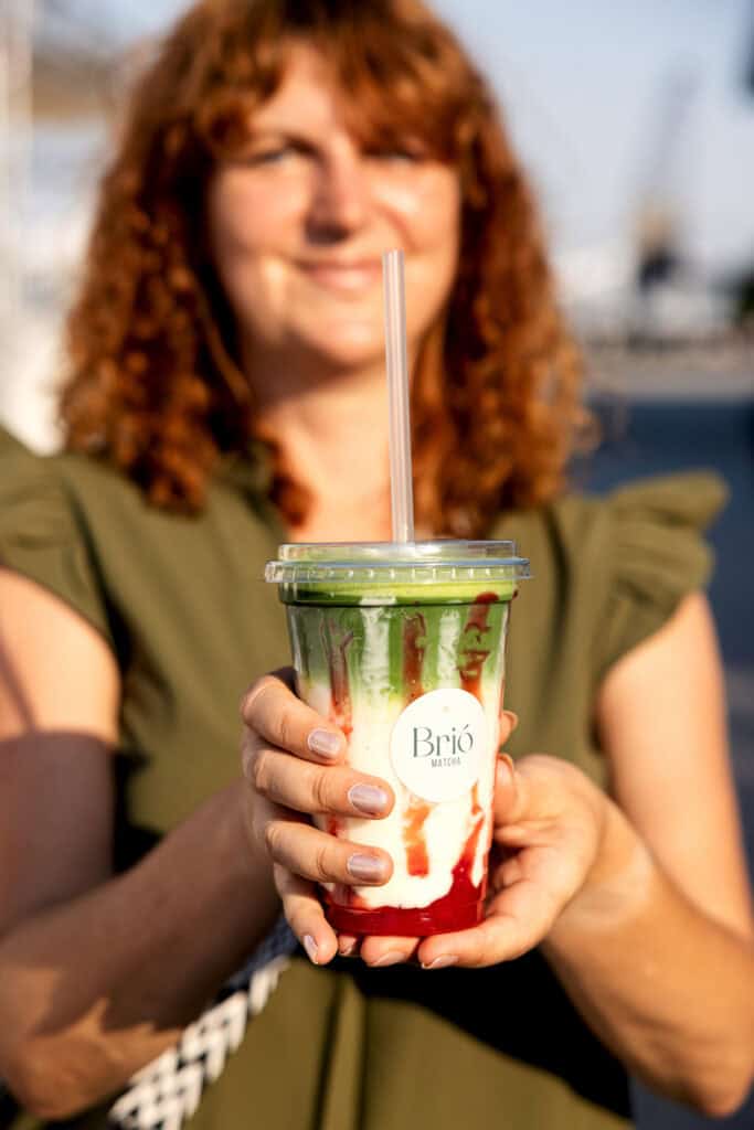 Frau hält einen Becher Matcha von Brio Matcha aus Mannheim