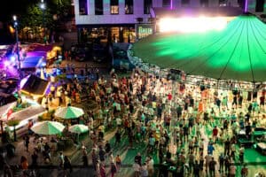 Menschenmenge auf dem Platz der Deutschen Freiheit vor der Bühne auf dem Rheinuferfest 2026