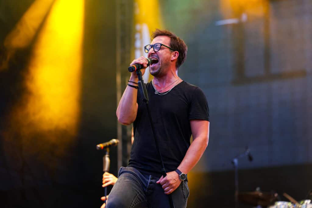 Sänger der Band Brass Machine auf dem Rheinuferfest