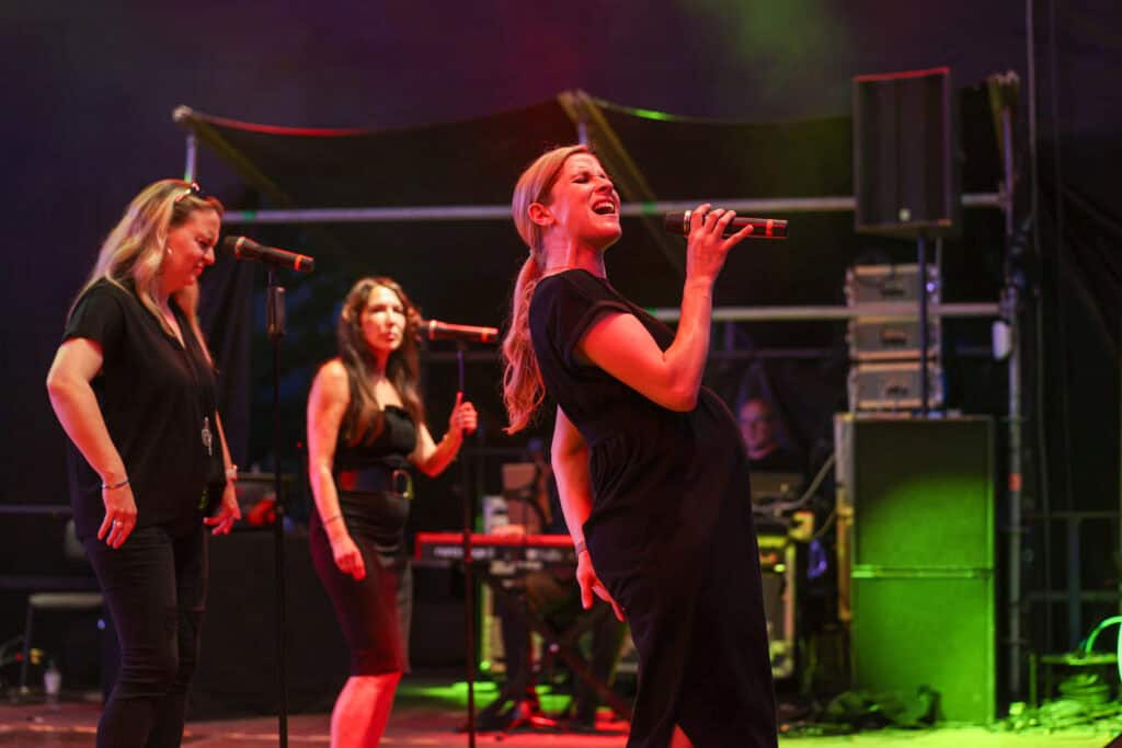 Sängerin der Band Brass Machine auf der Bühne