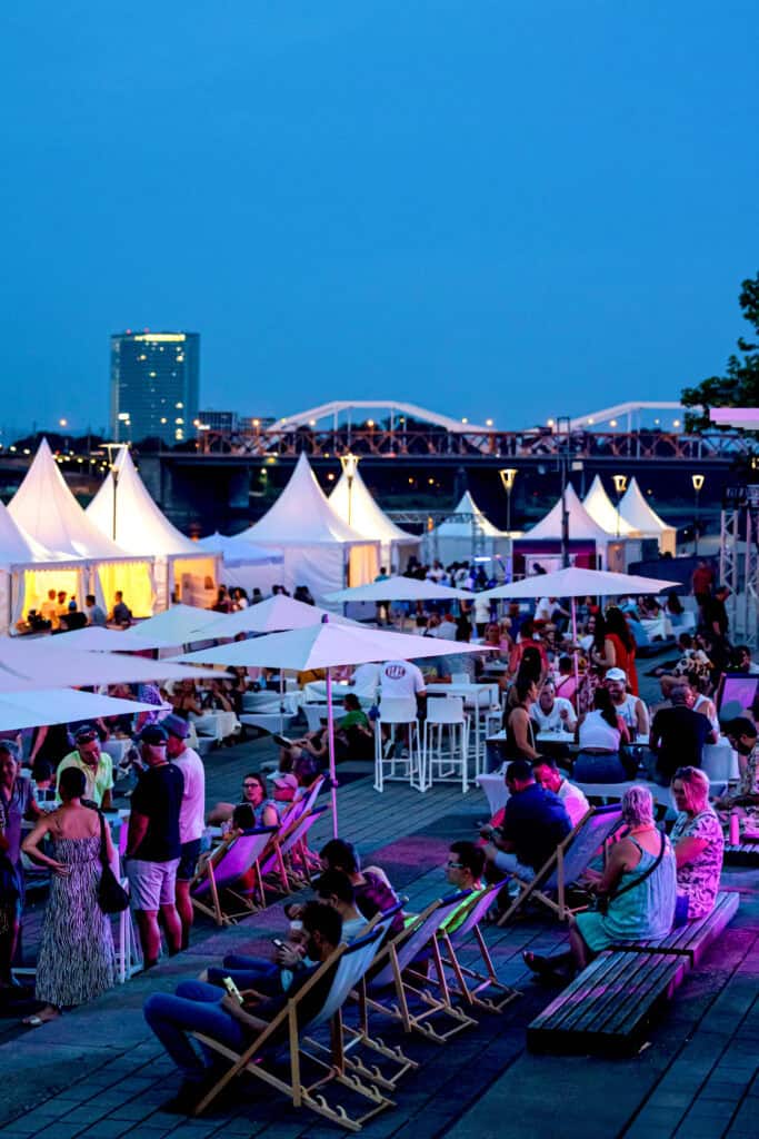 Die Genussmeile am Abend auf dem Rheinuferfest 2026