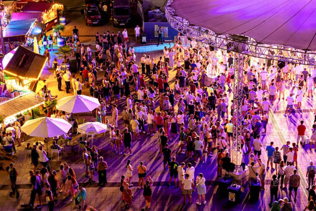 Feiernde Menschen vor der Rhein Galerie auf dem Rheinuferfest RUF 2026