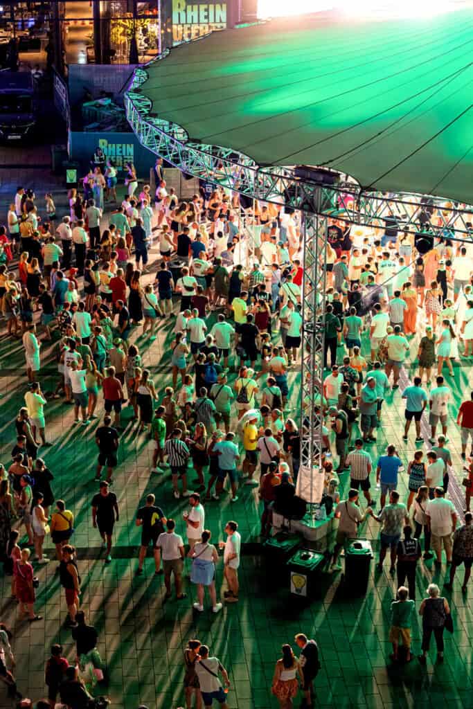 Feiernde Menschen auf dem Platz der Deutschen Einheit am Abend