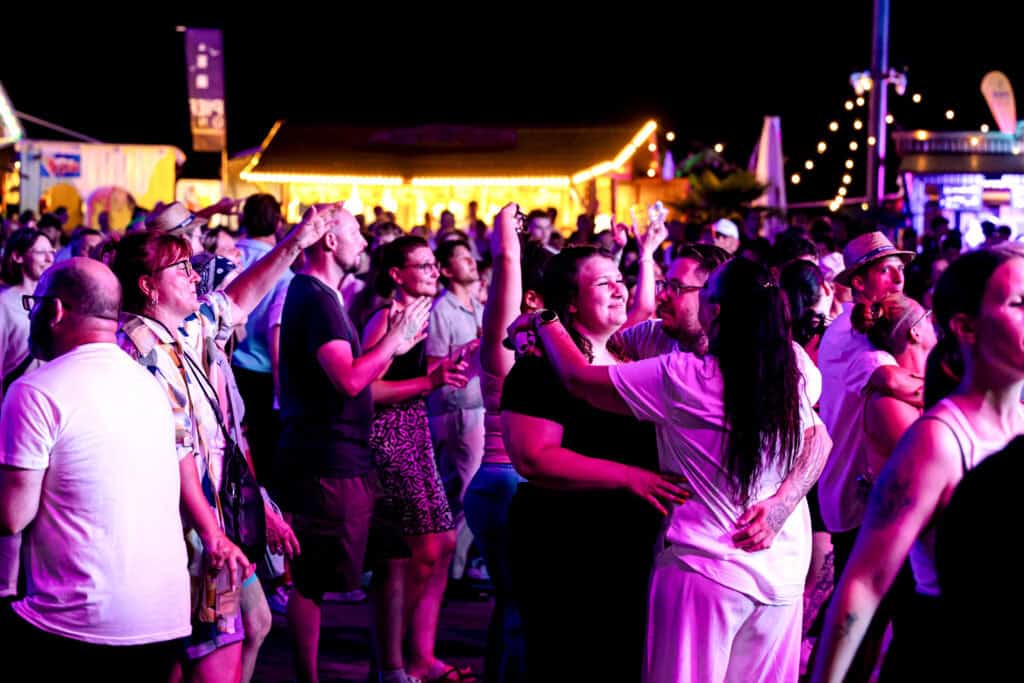 Menschen beim Feiern auf dem Rheinuferfest