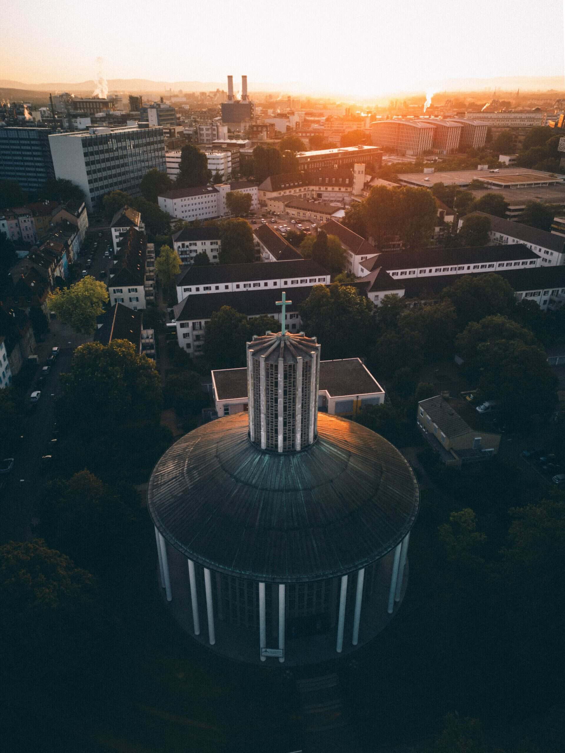 Friedenskirche Ludwigshafen-Friesenheim aus der Vogelperspektive
