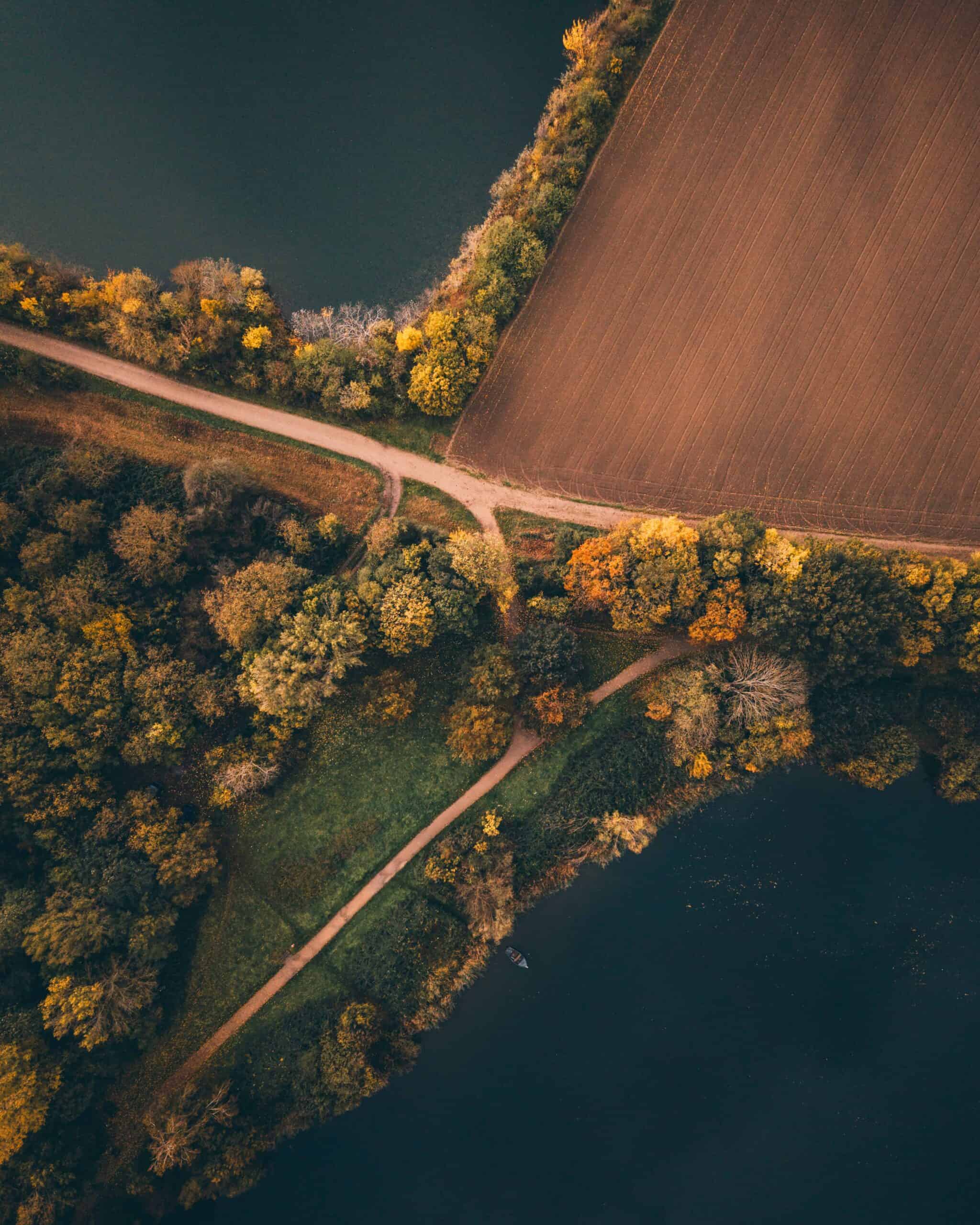 Jägerweiher und Kiesloch im Maudacher Bruch mit Wald und Felder