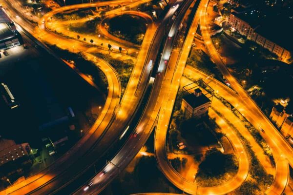 Hochstraße Ludwigshafen mit beleuchteten Straßenkreuzungen bei Nacht