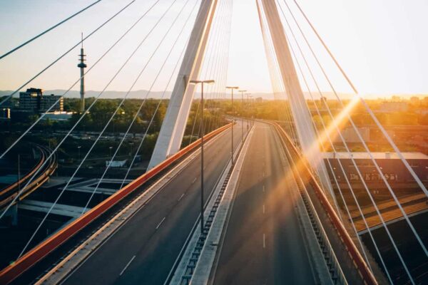 Pylonbrücke Ludwigshafen im goldenen Abendlicht – Drohnenaufnahme
