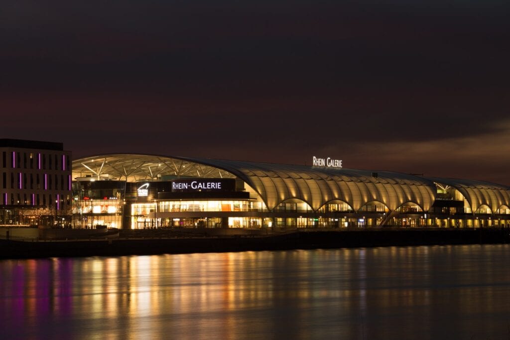 Rhein-Galerie Ludwigshafen bei Nacht mit Spiegelungen im Rhein