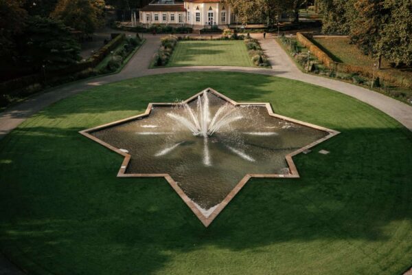 Sternbrunnen im Ebertpark mit Turmrestaurant Ludwigshafen aus der Vogelperspektive