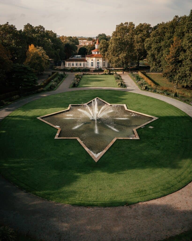 Sternbrunnen im Ebertpark mit Turmrestaurant Ludwigshafen aus der Vogelperspektive