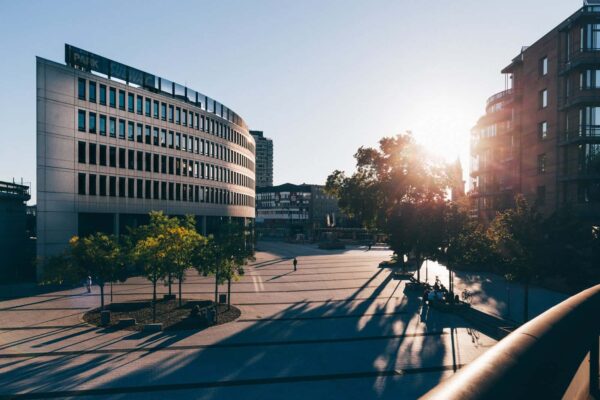 Berliner Platz Ludwigshafen im warmen Abendlicht mit langen Schatten