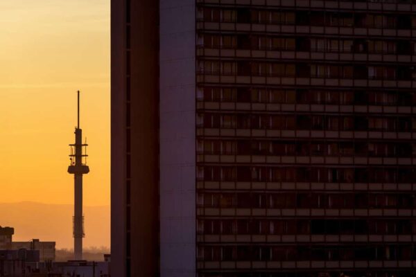 Mosch-Hochhaus und Fernmeldeturm Ludwigshafen im Morgenrot